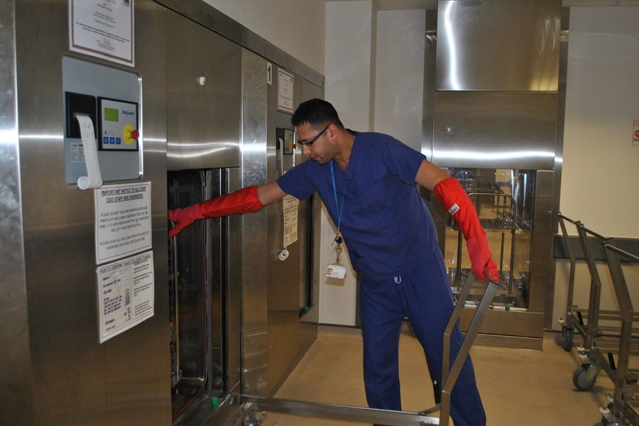 Autoclave protective gloves and gauntlets